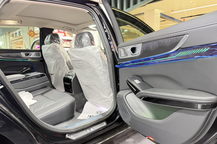 红旗H9 2025款 2.0T 两驱旗享豪华商务版 5座中控内饰7008