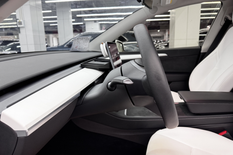 特斯拉 Model Y 2022款 长续航全轮驱动版中控内饰7011