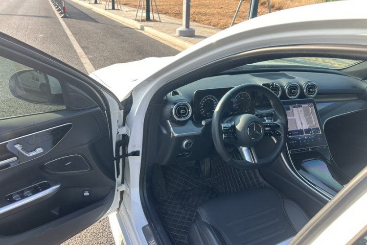 奔驰C级 2023款 C 260 L 运动版中控内饰7003