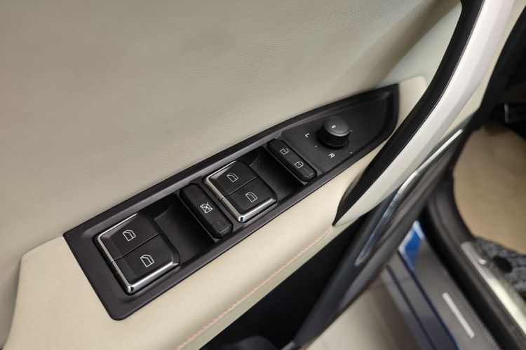 领克06 2020款 1.5T 耀Halo中控内饰7012