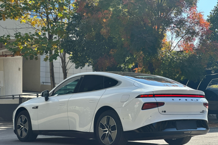 小鹏P7 2024款 P7i 550 Pro车身外观6006