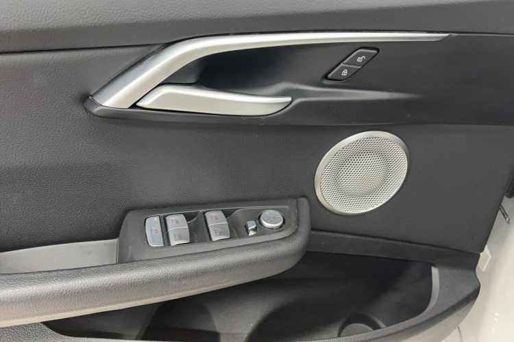 宝马1系 2023款 120i M运动版中控内饰7003