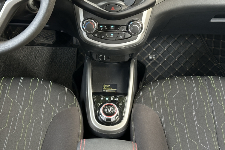 长安欧尚 奔奔E-Star 2021款 国民版 心悦版 磷酸铁锂（31.95kWh）中控内饰7004