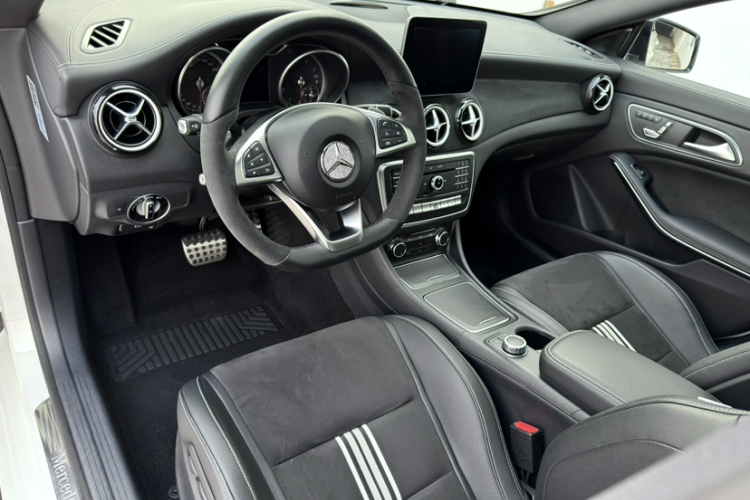 奔驰CLA 2017款 CLA 220 4MATIC 极地限量版中控内饰7005