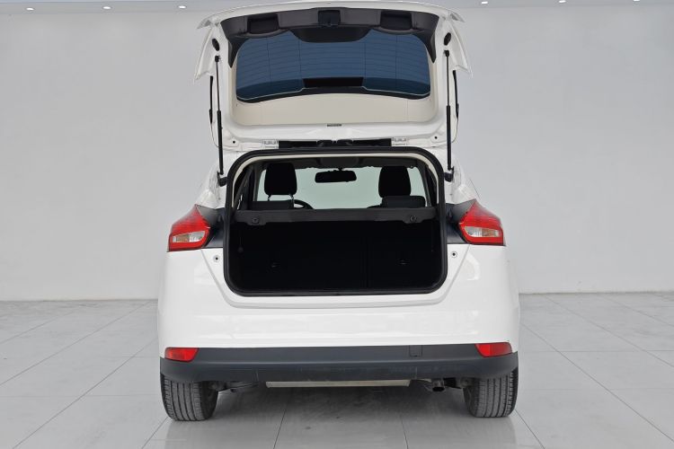 福特 福克斯 2018款 两厢经典 1.6L 自动舒适型智行版车身外观6006