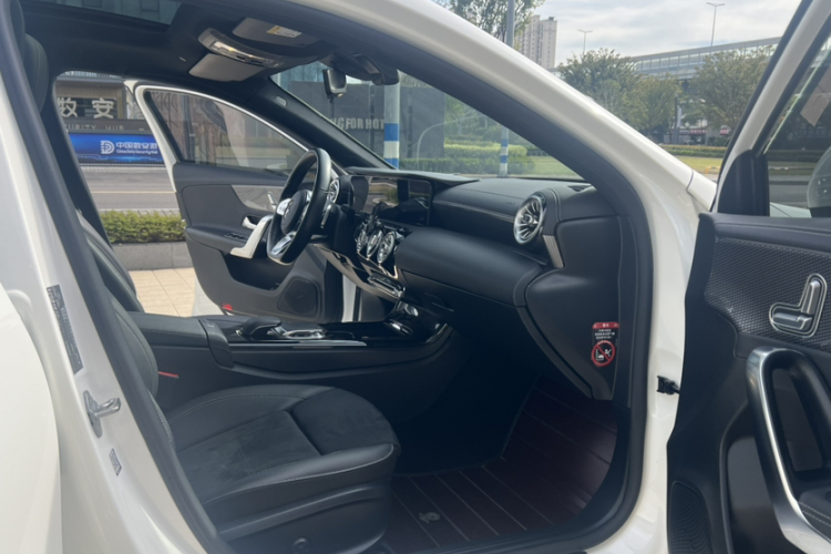 奔驰A级 2019款 A 200 L 运动轿车中控内饰7006