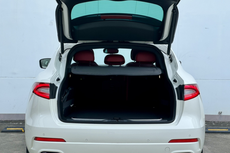 玛莎拉蒂 Levante 2018款 3.0T 豪华杰尼亚版车身外观6009