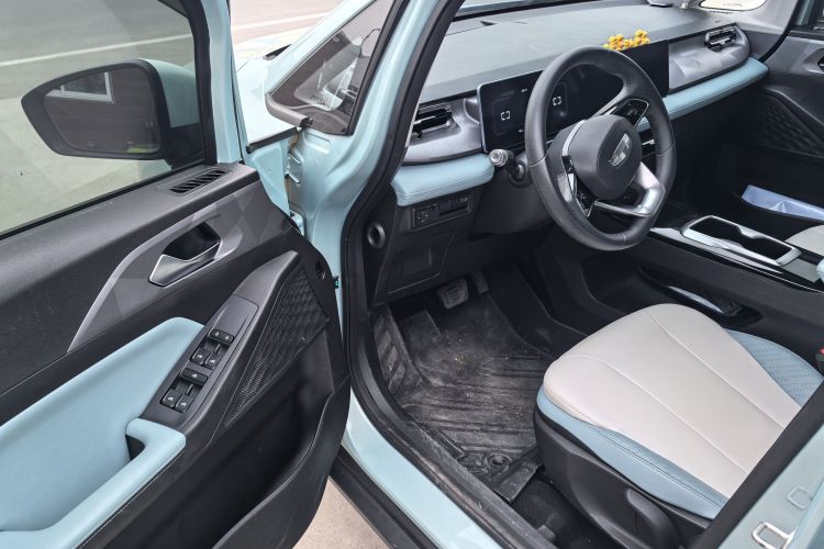 吉利几何E萤火虫 2024款 401km 星光中控内饰7002