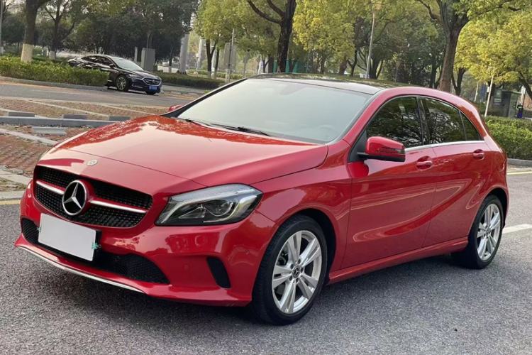 奔驰A级(进口) 2017款 改款 A 200 动感型车身外观1