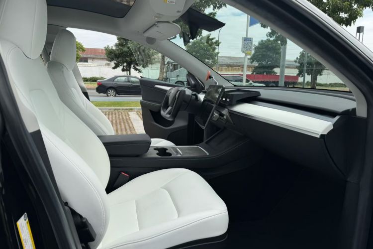 特斯拉 Model Y 2022款 改款 后轮驱动版中控内饰7004