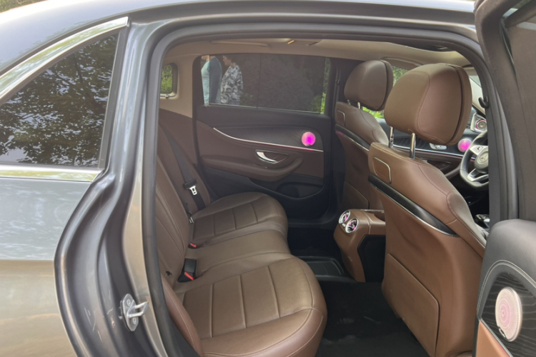 奔驰E级 2016款 E 300 L 运动豪华型中控内饰7001