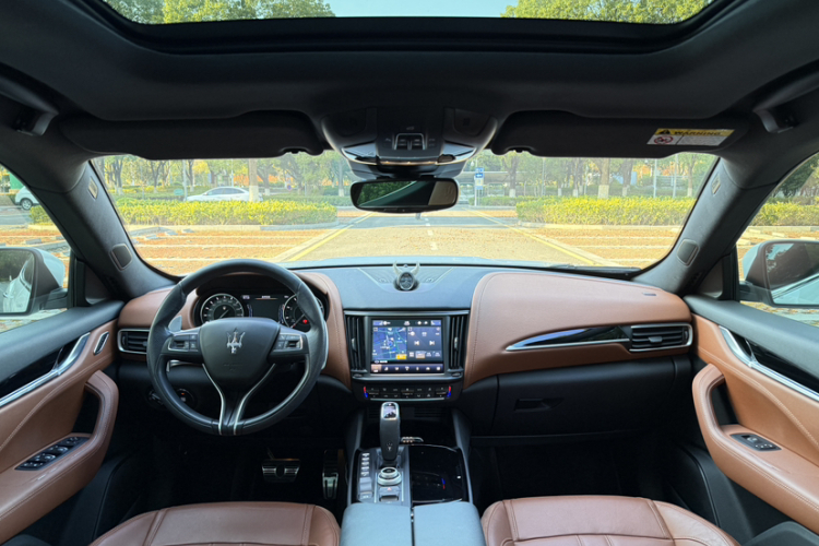玛莎拉蒂 Levante 2022款 3.0T Modena中控内饰7012
