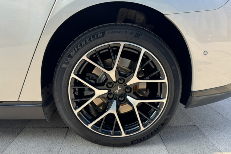 小鹏P7 2023款 P7i 702 Pro车身外观6007