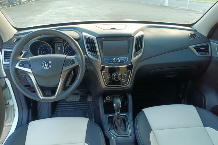 长安CS35 2017款 1.6L 自动豪华型中控内饰7001