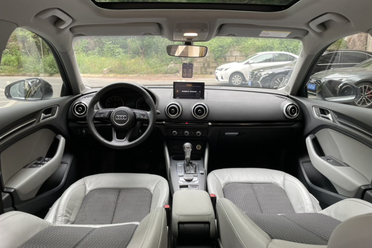 奥迪A3 2017款 Sportback 35 TFSI 时尚型中控内饰7006