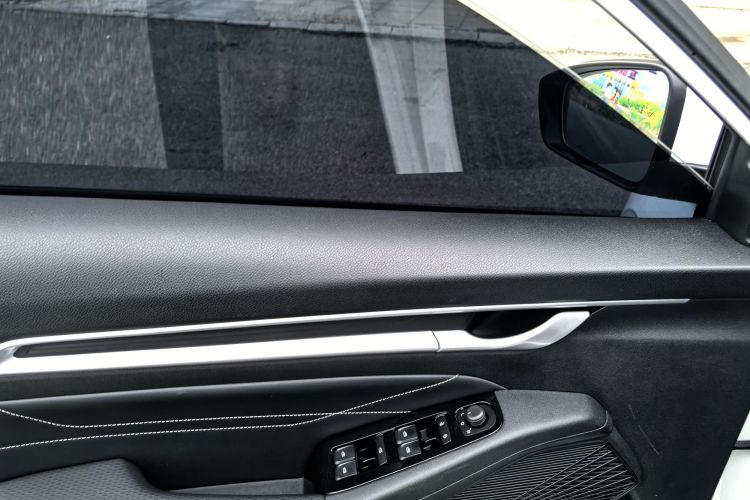 吉利汽车 帝豪 2025款 第4代 1.5L CVT龙腾版中控内饰7008