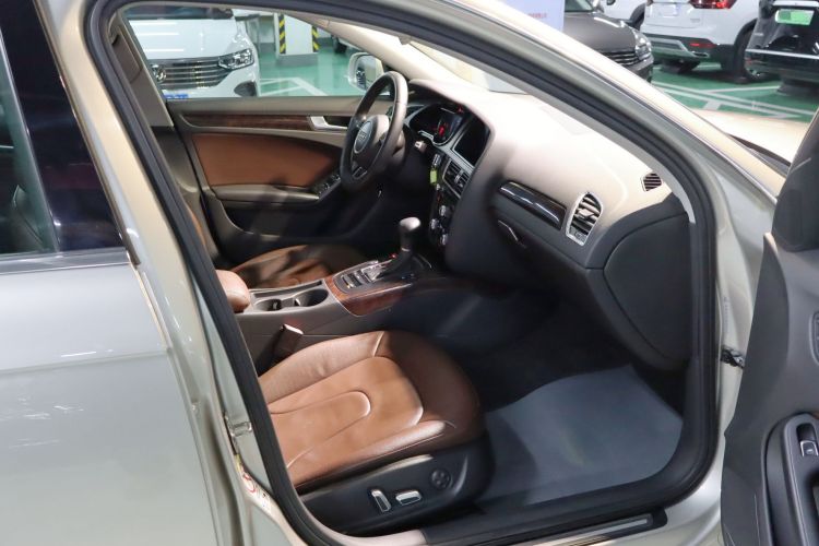 奥迪A4L 2016款 35 TFSI 典藏版 自动标准型中控内饰7014