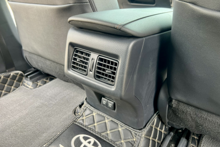 丰田 凯美瑞 2019款 2.5G 豪华版 国VI中控内饰7014