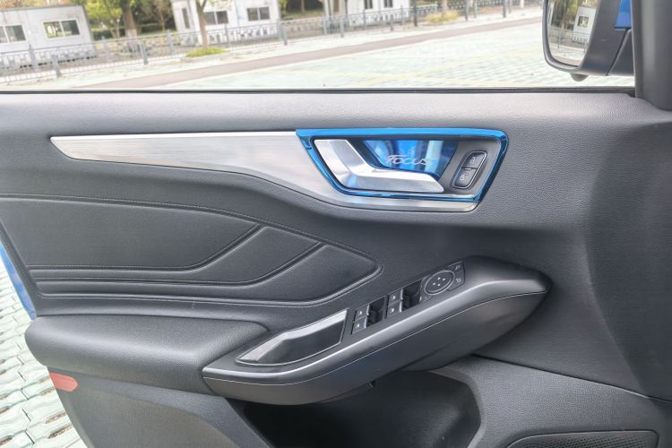 福特 福克斯 2020款 三厢 EcoBoost 180 自动锋耀型中控内饰7004