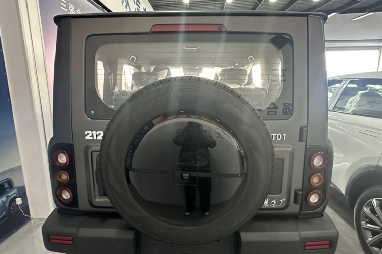 212 T01 2024款 2.0T 机械师车身外观6005