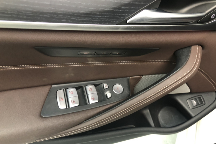 宝马5系 2023款 改款 530Li 领先型 M运动套装中控内饰7008