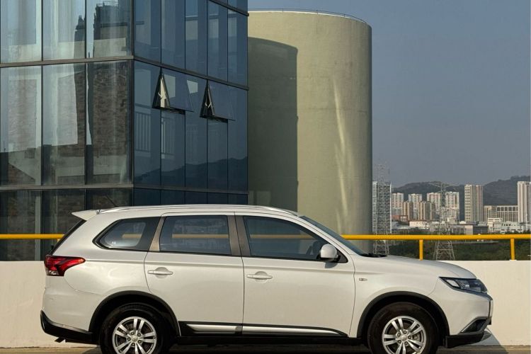 三菱 欧蓝德 2016款 2.0L 两驱风尚版 5座车身外观6010