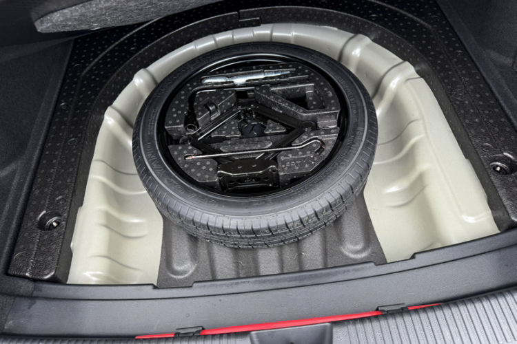 荣威i5 2023款 1.5L CVT尊荣版车身外观6005