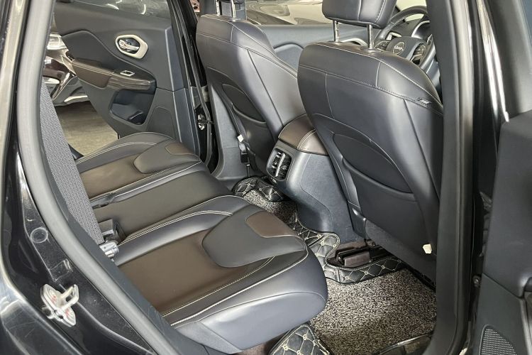 Jeep 自由光 2016款 2.4L 专业智能版中控内饰7004