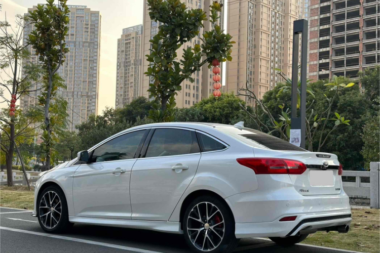 福特 福克斯 2018款 三厢经典 EcoBoost 180 自动精英型车身外观6003