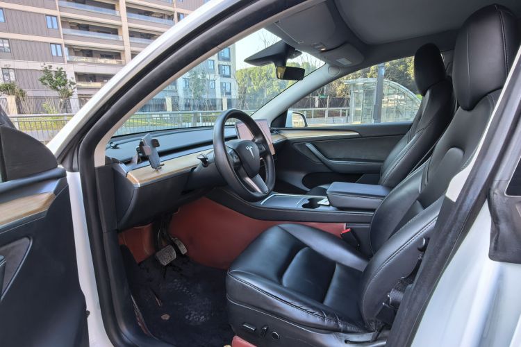 特斯拉 Model Y 2022款 长续航全轮驱动版中控内饰7001