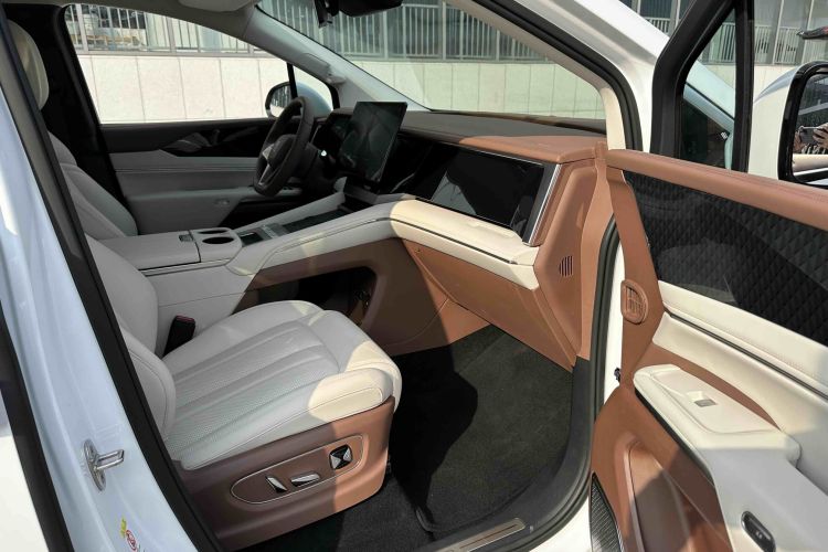 比亚迪 夏 2025款 DM-i 1.5T 180km 超越型中控内饰7010