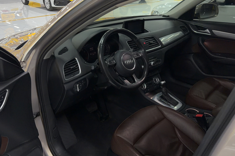 奥迪Q3 2015款 35 TFSI quattro 技术型中控内饰7002