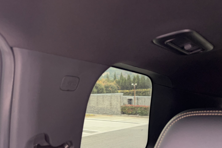 广汽传祺 传祺GS8 2022款 领航系列 2.0TGDI 两驱尊贵版（七座）中控内饰7010