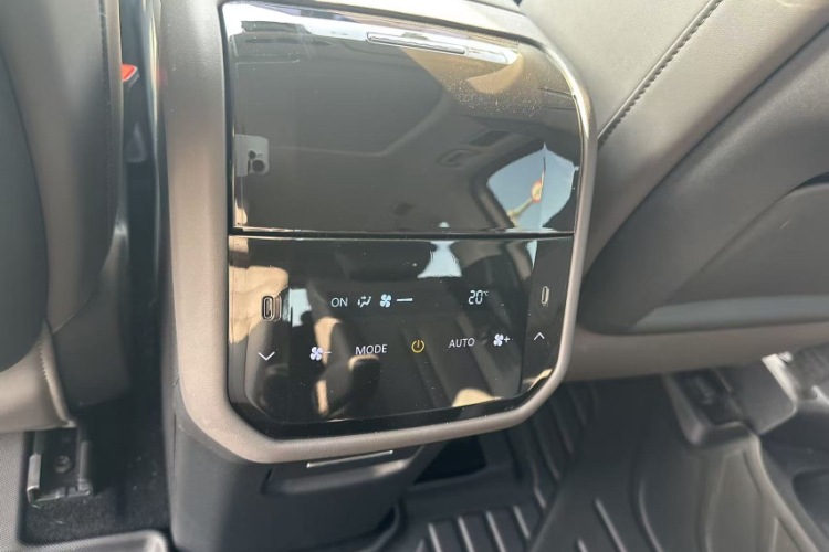 上汽大通MAXUS 大通G70 2024款 2.0T 自动旗舰版 7座中控内饰7005