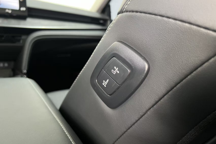 丰田 凯美瑞 2026款 双擎 2.0HSE 运动Lite版中控内饰7008