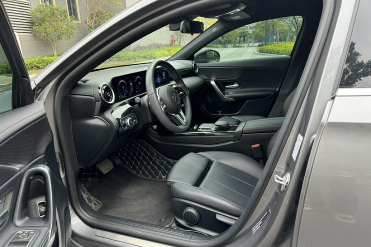 奔驰A级 2021款 A 200 L 运动轿车动感型中控内饰7001