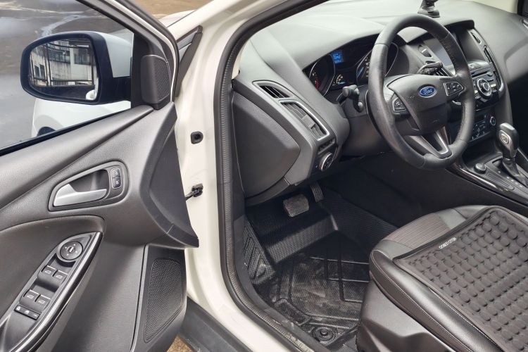 福特 福克斯 2015款 两厢 1.6L 自动风尚型中控内饰7001