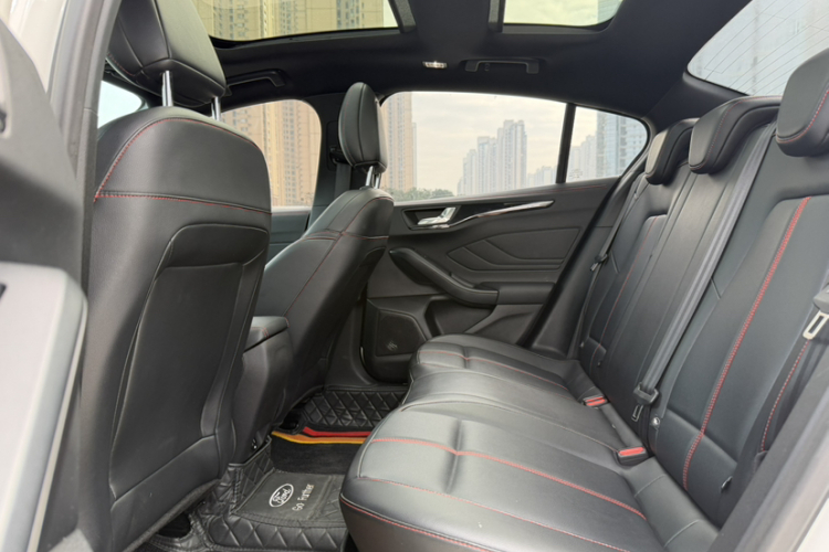 福特 福克斯 2022款 三厢 EcoBoost 180 自动ST Line中控内饰7006