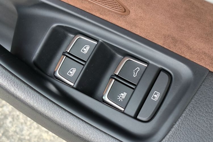 奥迪A8 2013款 A8L 45 TFSI quattro舒适型局部细节9010