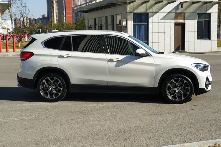 宝马X1 2022款 sDrive25Li 领先型车身外观6007