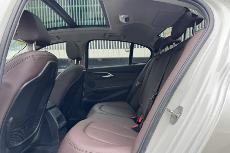 宝马1系 2019款 120i 领先型M运动套装车身外观6008