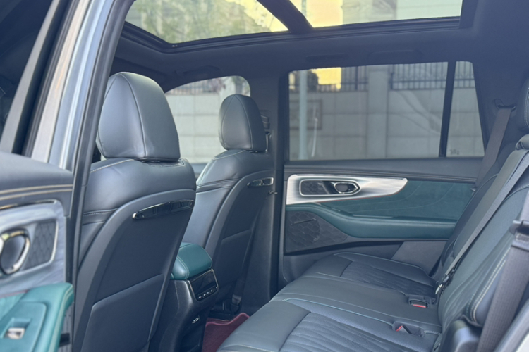 广汽传祺 传祺GS8 2022款 双擎系列 2.0TM 两驱尊贵版 （七座）中控内饰7003