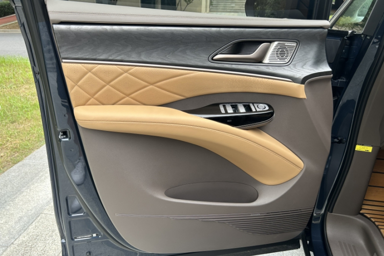 腾势D9 2022款 DM-i 1040 尊贵型中控内饰7001