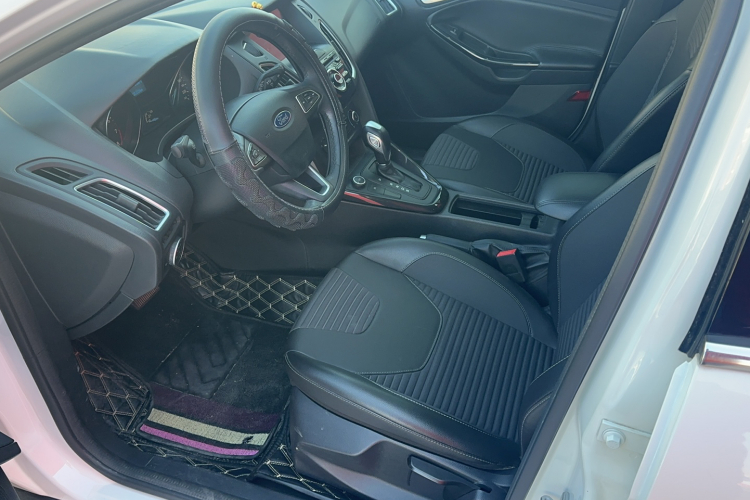 福特 福克斯 2020款 两厢经典 1.5L 自动风尚型中控内饰7001