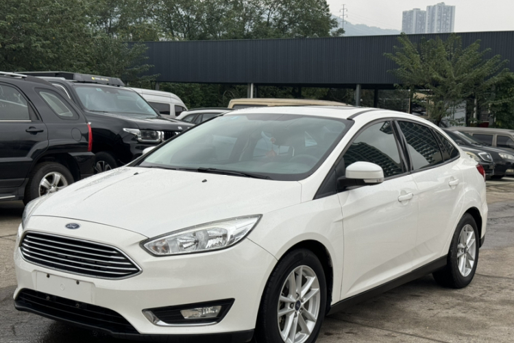 福特 福克斯 2015款 三厢 1.6L 手动风尚型车身外观1