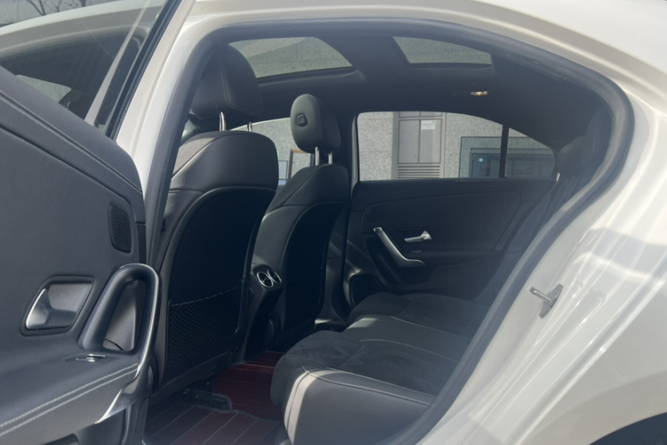 奔驰A级 2019款 A 200 L 运动轿车中控内饰7004