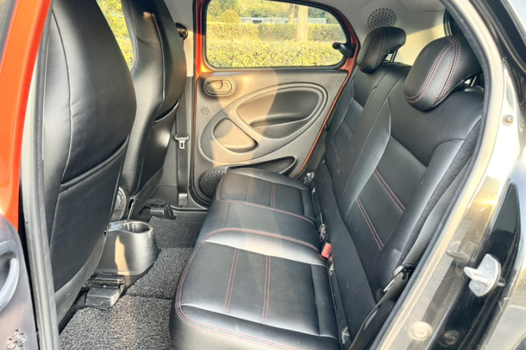 smart forfour 2016款 1.0L 52千瓦灵动版中控内饰7004