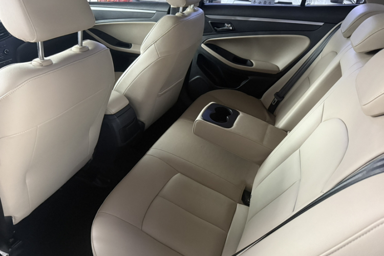 奔腾B70 2014款 2.0L 自动豪华型中控内饰7004