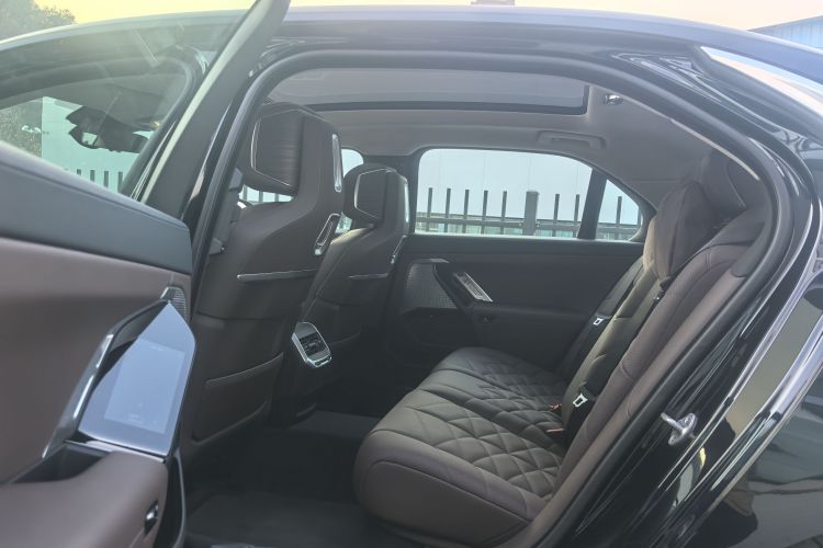 宝马7系 2023款 740Li 领先型 M运动套装中控内饰7005