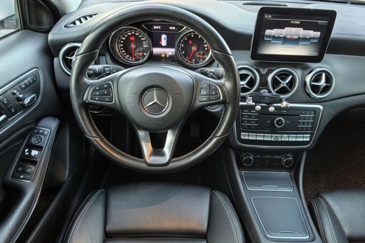 奔驰GLA 2017款 GLA 220 4MATIC 时尚型中控内饰7009